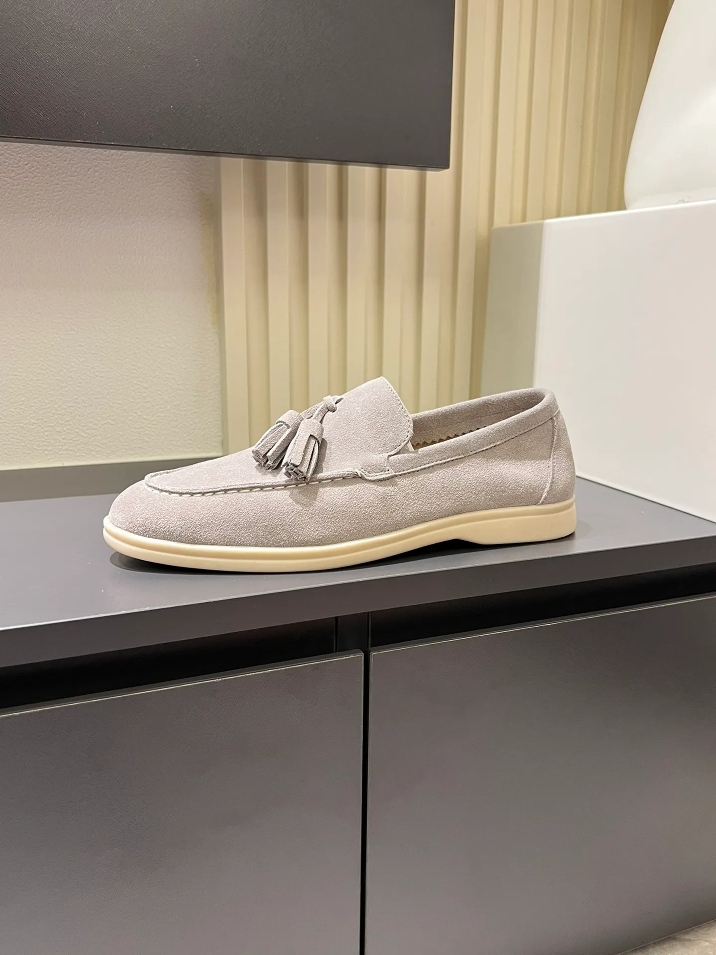 Men's shoes 💰p360 "Loro men's shoes 💰pian'*" Classic L men's shoes for couples 💰p Top version British flat loafers, a must-have item in old money style, the minimalist design is eye-catching and durable, a plus point for dressing The soft foot feel and texture are outstanding. They don’t scratch your feet and are very nice. They are matched with soft and waxy soles. They can be worn daily for a long time without getting tired. They are easy to wear, versatile and classic items, with perfect foot feel and texture! Imported cashmere fabric, the lining is made of imported A-grade water-dyed cow lining, the top version of the genuine leather midsole is sewn with pure handmade mark thread! Size: Female 35-40 (34. Customized) Male 38-44 (45.46. Customized)